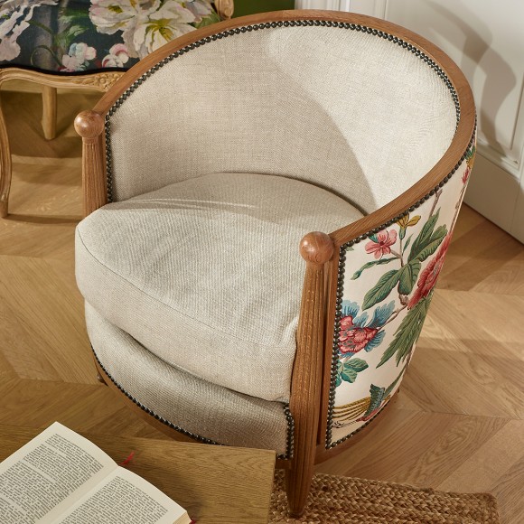 CAROLE LOPHURA – Sillón barril estilo romántico en madera, tela de lino premium y tela floreada, 1 plaza