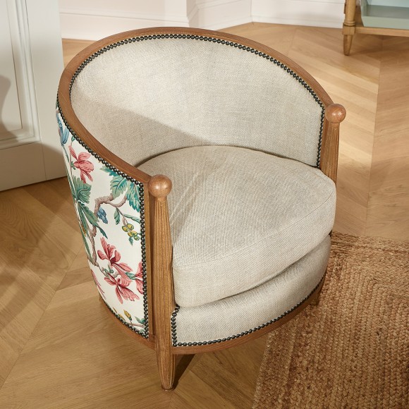 CAROLE LOPHURA – Sillón barril estilo romántico en madera, tela de lino premium y tela floreada, 1 plaza