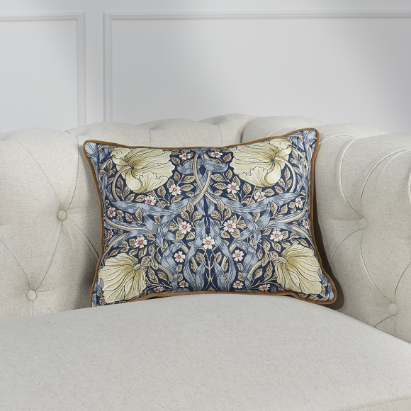 FLORAL NIGHT – Rectangular shabby chic style cushion in velvet with white flower patterns, 44 x 34 cm