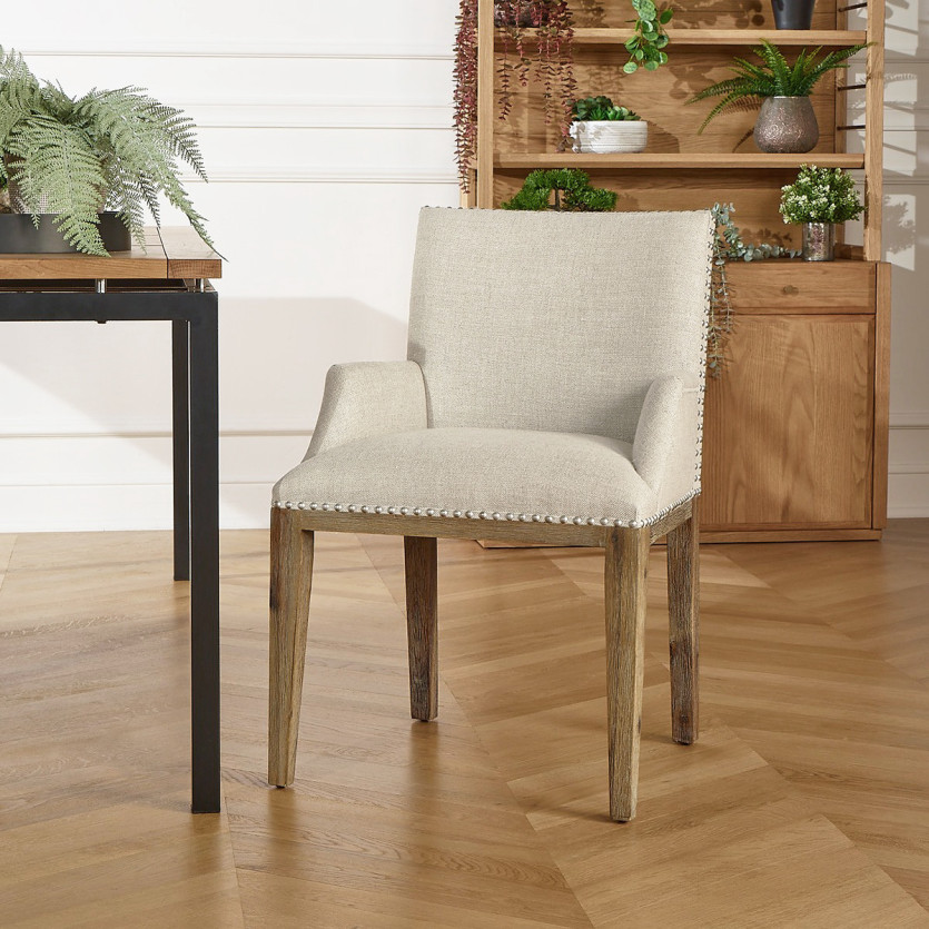 KENZA - Fauteuil de table clouté style industriel en bois massif et tissu lin premium, 1 place