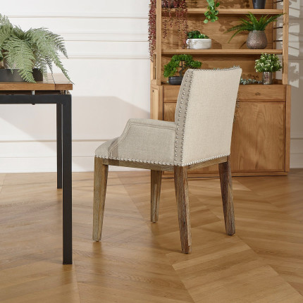 KENZA - Fauteuil de table clouté style industriel en bois massif et tissu lin premium, 1 place