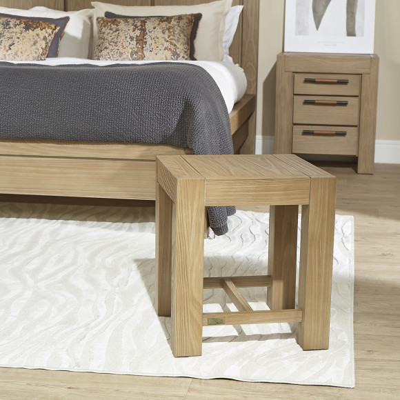 MEGÈVE – Taburete pequeño de estilo contemporáneo en madera maciza, 1 travesaño, madera certificada FSC®